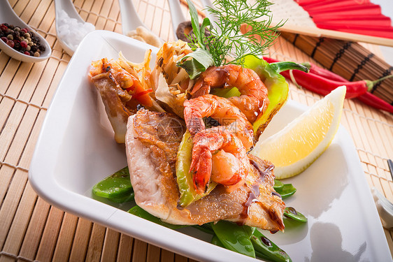 带鱼和蔬菜的虾虾烹饪柠檬美食厨房盘子寿司午餐海鲜洋葱饮食图片