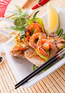 带鱼和蔬菜的虾虾海鲜文化食物小吃美食午餐柠檬桌子盘子油炸图片