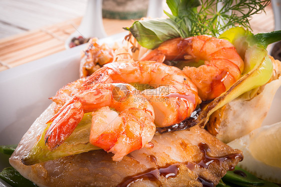带鱼和蔬菜的虾虾美食饮食洋葱厨房寿司盘子柠檬烹饪海鲜油炸图片
