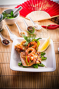 带鱼和蔬菜的虾虾油炸烹饪桌子洋葱文化美食厨房午餐寿司盘子图片