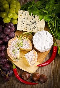 不同种类的奶酪沙拉派对水果盘子奶油蔬菜面包美食叶子蓝色图片