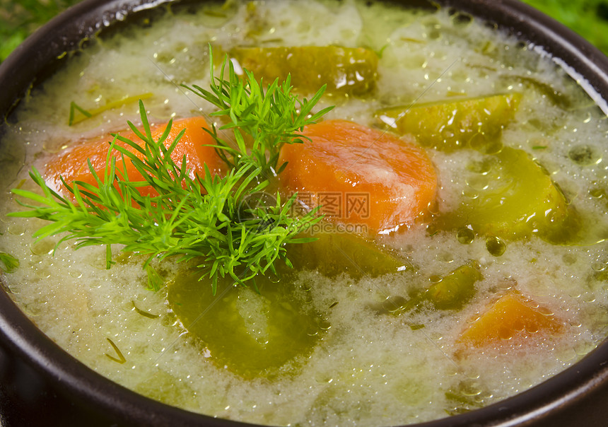 波兰泡黄瓜汤美食洋葱饮食蔬菜芳香抛光盘子添加剂草本植物营养图片