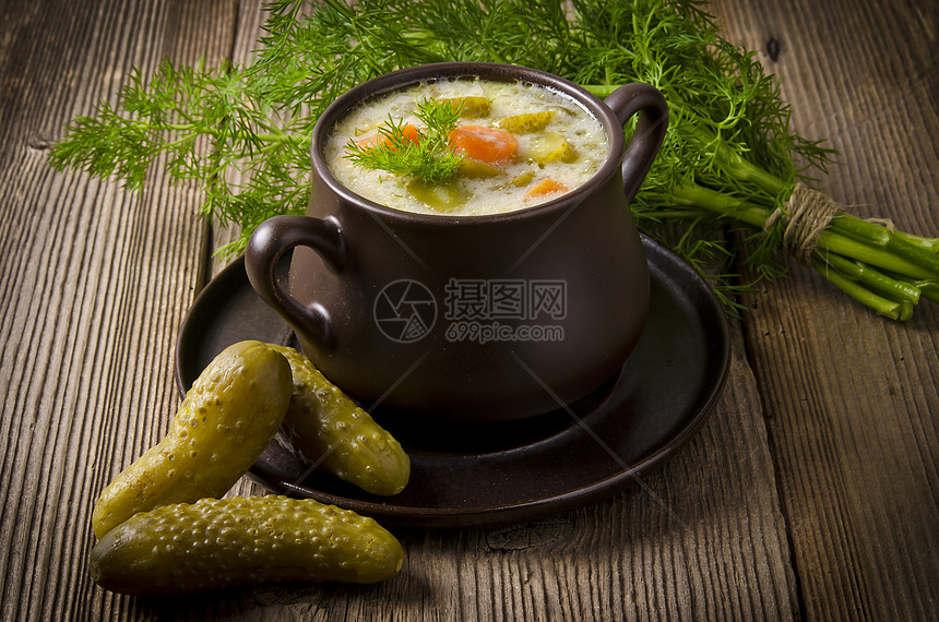 波兰泡黄瓜汤饮食蔬菜芹菜芳香添加剂草本植物面包盘子营养灯泡图片