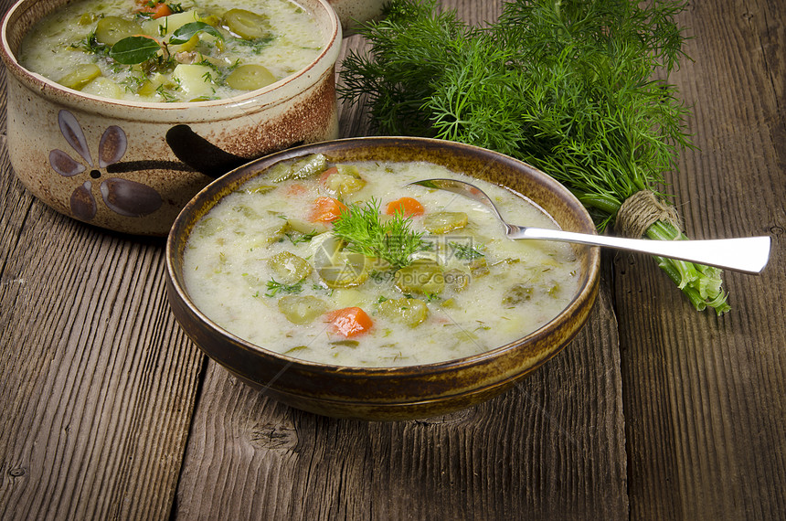 波兰泡黄瓜汤黄瓜美食抛光芹菜洋葱烹饪营养面包蔬菜盘子图片