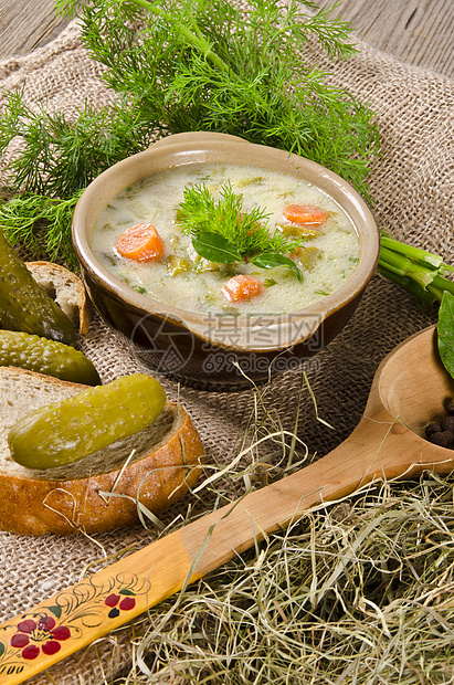 波兰泡黄瓜汤洋葱面包美食蔬菜添加剂芳香饮食烹饪芹菜黄瓜图片