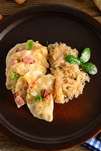 Pierogi 意大利菜和酸奶和蘑菇烹饪叶子酸菜饺子熏肉盘子香肠营养厨房传统图片