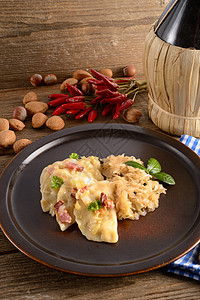Pierogi 意大利菜和酸奶和蘑菇餐厅饮食烹饪香肠糕点食物润滑脂猪肉抛光美食图片