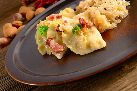 Pierogi 意大利菜和酸奶和蘑菇餐厅润滑脂土豆营养烹饪传统酸菜香肠糕点抛光图片