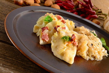 Pierogi 意大利菜和酸奶和蘑菇抛光美食乡村土豆营养盘子饺子饮食猪肉润滑脂图片
