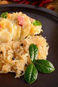 Pierogi 意大利菜和酸奶和蘑菇盘子美食猪肉糕点火腿营养酸菜饮食润滑脂乡村图片