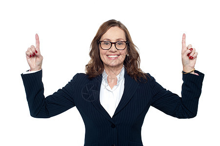微笑的公司妇女向上指着女性正装经理女士金融企业家眼镜人士中年职业图片