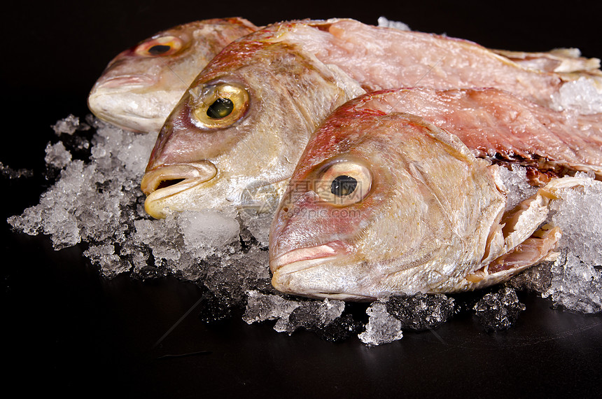 多拉德皇帝在冰上红色鱼片食谱金头皇家柠檬餐厅美食海鲜厨房图片