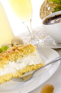 香槟和蛋糕生日餐饮坚果食物桌子派对蜜蜂瓶子饼干甜点图片