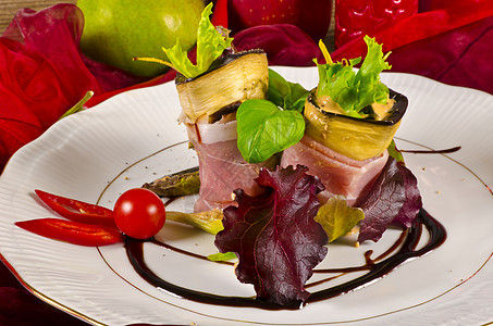 Aubergine牛肉橄榄和Parma 火腿茄子百里香水果美食盘子烹饪胡椒洋葱饮食青菜图片