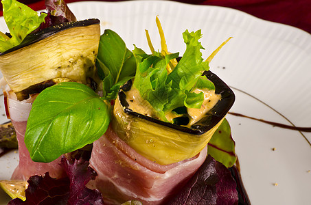Aubergine牛肉橄榄和Parma 火腿百里香烹饪胡椒美食水果洋葱蔬菜盘子厨房饮食图片