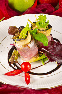 Aubergine牛肉橄榄和Parma 火腿茄子饮食青菜胡椒百里香厨房烹饪水果盘子蔬菜图片