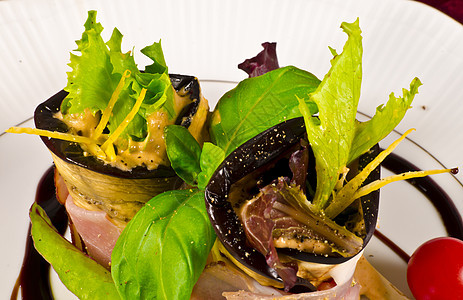 Aubergine牛肉橄榄和Parma 火腿洋葱青菜水果烹饪美食饮食茄子厨房盘子胡椒图片
