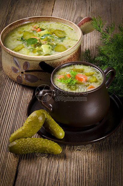 波兰泡黄瓜汤叶子午餐草本植物芳香美食蔬菜盘子灯泡洋葱面包图片