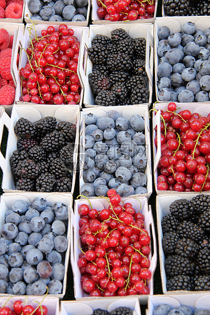 蓝色和红莓市场摊位生产紫色水果醋栗零售红色浆果盒子图片