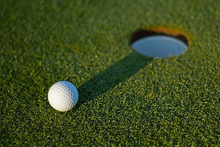 2号洞旁边的高尔夫球图片