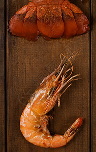 尾鱼和桌上的虾龙虾甲壳螃蟹海鲜美味贝类用餐桌子海洋动物图片
