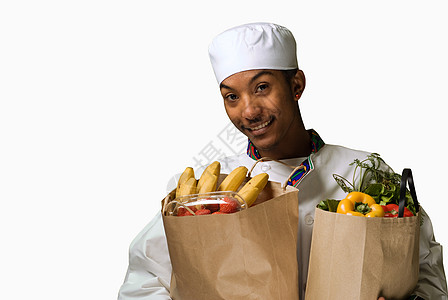 配有杂货店的非洲青年美裔厨师图片