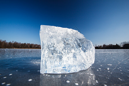 冻结的冬季温度 地表冰块覆盖在地面上晴天寒冷山脉季节池塘水晶寒意天气冰川天空图片