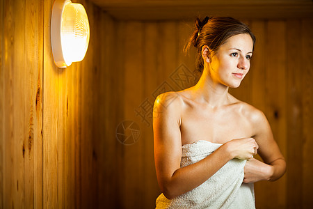 年轻女子在桑浴间放松乐趣女孩木头头脑女性淋浴女士青年蒸汽桑拿图片