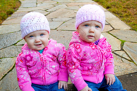 粉红双姐妹女孩孩子姐妹粉色运动衫女孩们帽子双胞胎姐姐孩子们女儿们图片
