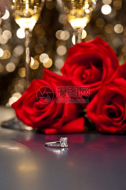 珠宝戒指和玫瑰派对周年纪念日花束红玫瑰火花金子魅力石头钻石图片
