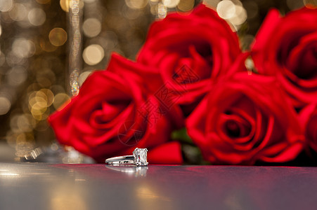 珠宝戒指和玫瑰情人水晶展示钻石红玫瑰魅力金子订婚浪漫周年图片