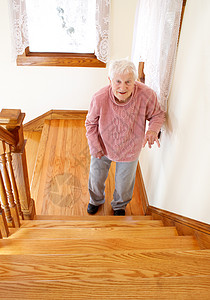 在楼梯前的高级女性高管窗帘奶奶房间房子轮椅祖母帮助木头护理栏杆图片