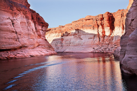 粉红蚂蚁峡谷反射湖鲍威尔亚利桑那休闲旅行远景羚羊环境岩石蓝色崎岖风景悬崖图片