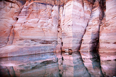 粉红墙蚂蚁洞穴峡谷反射湖鲍威尔·亚利桑那图片