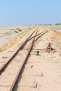 印度Sambhar盐湖旧铁路矿物湿地文化农场晴天小路金属运输场地盐水背景图片