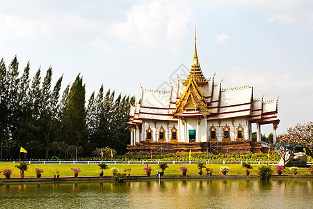 泰国寺庙建筑学雕像金子宝塔旅行绿色植物兴趣冥想水平地蓝色图片