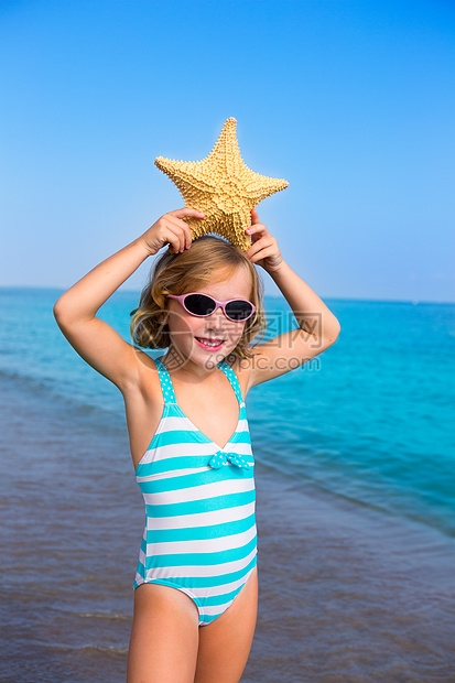 暑期海滩度假中与海星一起的幼女童年旅行女性孩子眼镜享受海洋蓝色女孩支撑图片