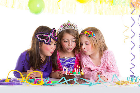 儿童快乐的女童吹生日派对蛋糕会庆典手势派对巧克力孩子金发纸屑幸福乐趣气球图片