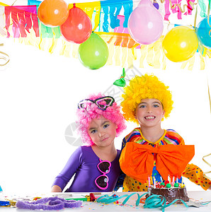 气球小丑孩子们带着小丑假发的生日派对快乐幸福糕点蜡烛纸屑花环团体童年生日手势派对背景