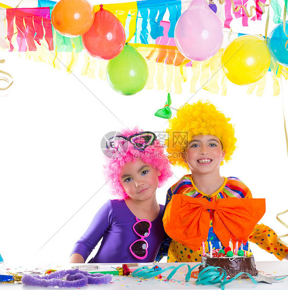 孩子们带着小丑假发的生日派对快乐幸福糕点蜡烛纸屑花环团体童年生日手势派对图片