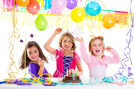儿童在生日派对上的孩子 跳舞快乐的欢笑乐趣气球裙子纸屑糖果团体公主庆典糕点孩子们图片