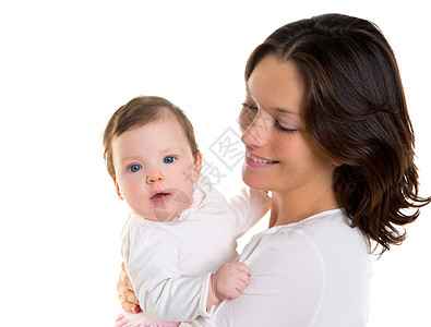 怀着白色的母臂拥抱婴儿女孩孩子母性快乐女孩幸福父母妻子棉被母亲帮手图片