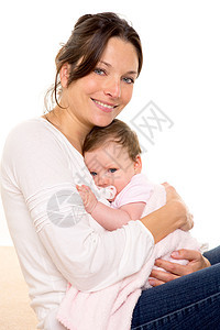 婴儿女婴在母亲的怀抱中用奶嘴拥抱来放松孩子房子女性家庭女孩棉被父母童年幸福后代图片