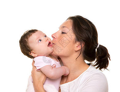 美丽的母亲亲吻女婴时的怀白拥抱妻子棉被后代母性女士家庭房子父母帮手婴儿图片