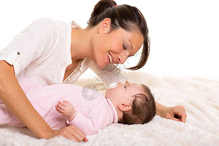 女孩和母亲的幸福快乐地一起玩耍婴儿后代童年父母奶嘴妻子拥抱家庭母性帮手图片