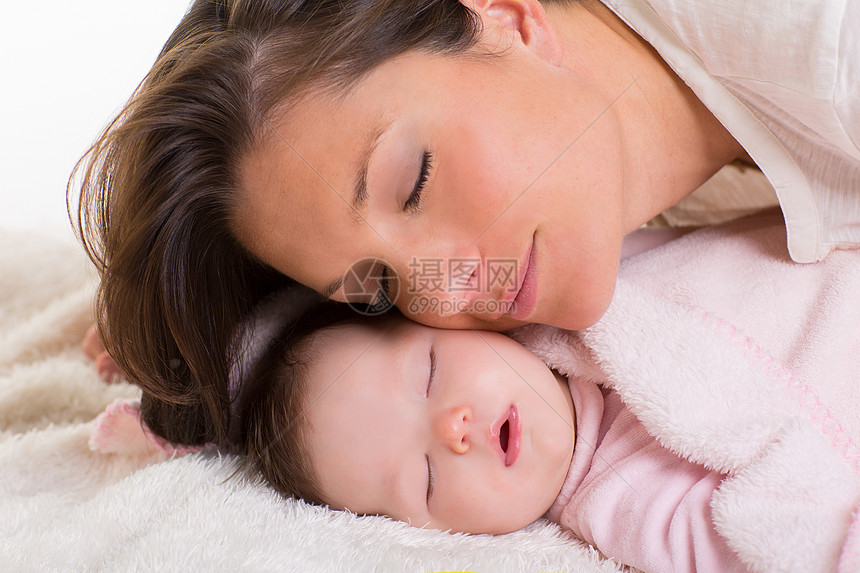 在附近母亲照顾下睡觉的女婴情感毛皮享受女士后代说谎妻子女性婴儿帮手图片