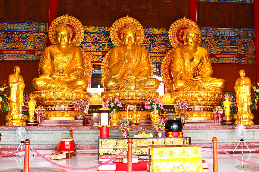 三佛在中国的泰国寺庙里历史佛教徒游客历史性祷告旅游唤醒纪念碑宗教旅行图片