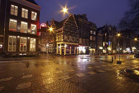 晚上在荷兰阿姆斯特丹的街景建筑街道特丹建筑物运输房子建筑学历史下雨图片