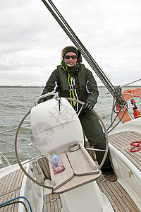 在荷兰的IJSselmeer号船上航行运输运动水手女士帆船图片