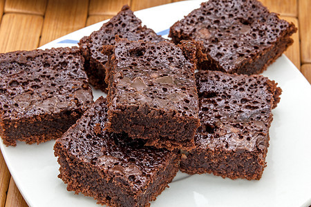 很多巧克力蛋糕蛋糕食物甜点可可小吃营养棕色美食正方形盘子图片